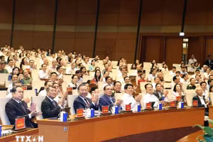 Party General Secretary and President To Lam, incumbent and former leaders, along with officials at the conference (Photo: VNA)