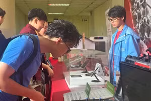 An exhibition showcasing research findings in the fields of materials and semiconductors at Ha Noi University of Science and Technology. (Photo: HA LINH)