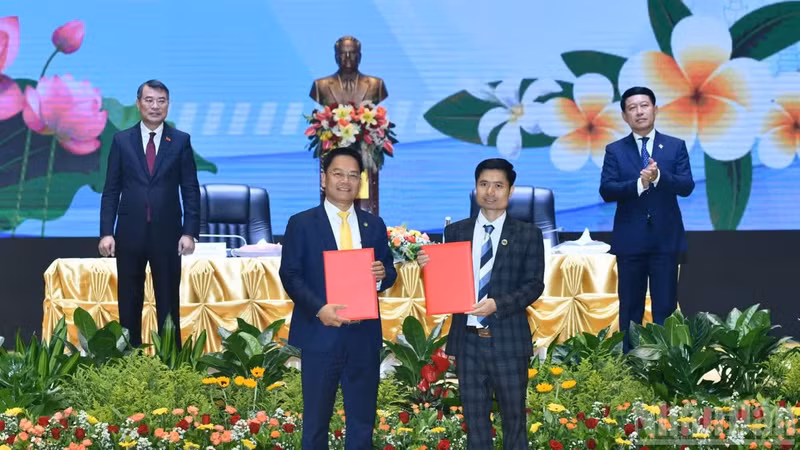 Vietnamese Prime Minister Le Minh Hung and Lao Prime Minister Saleumxay Kommasith witness the presentation of investment certificates and investment cooperation agreements between businesses of the two countries. (Photo: NDO)