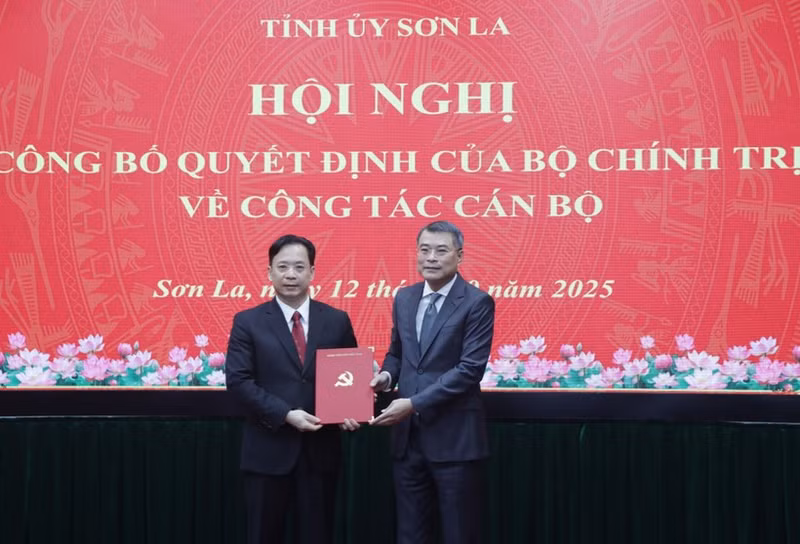 Politburo member, Secretary of the Party Central Committee, and Chairman of its Organisation Commission Le Minh Hung (R) presents the appointment decision to Nghiem Van Hoang. Hoang will be the Secretary of the Son La provincial Party Committee for the 2025–2030 term from October 15. (Photo: VNA)