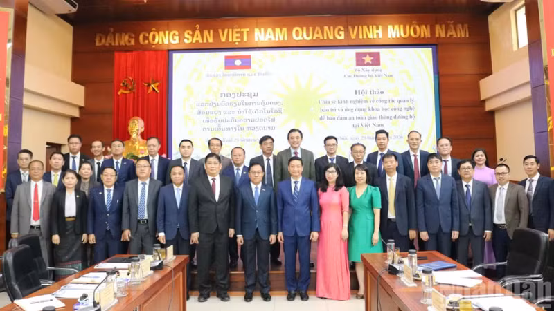 The Viet Nam Road Administration organised a workshop with a high-level delegation from Laos’ Ministry of Public Works and Transport in Ha Noi on May 29 to exchange experience in road transport infrastructure management and maintenance as well as the application of modern technologies.