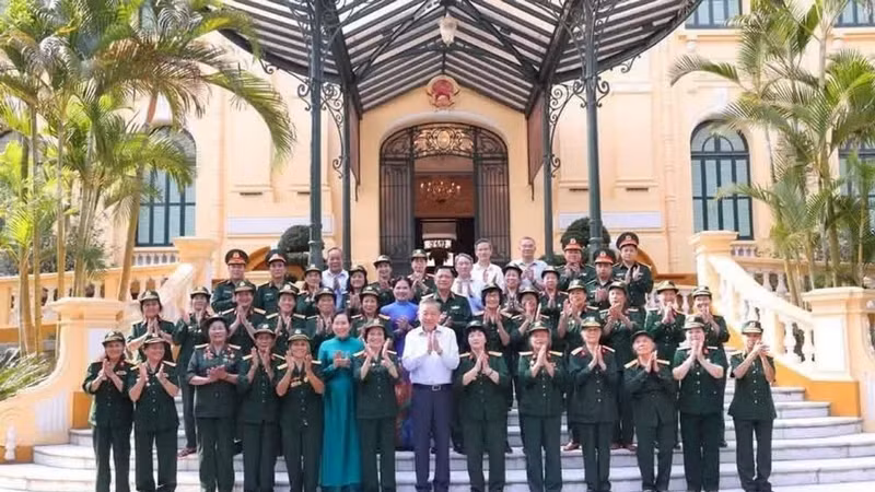 General Secretary of the Communist Party of Viet Nam Central Committee and President To Lam poses for a photo with members of the Truong Son Female Drivers’ Company in Ha Noi on October 27. (Photo: VNA)