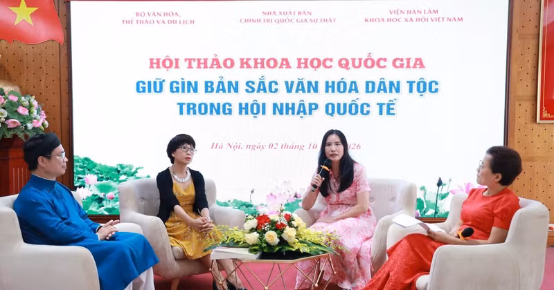 The round-table discussion held as part of the conference. (Photo: Organising Committee)