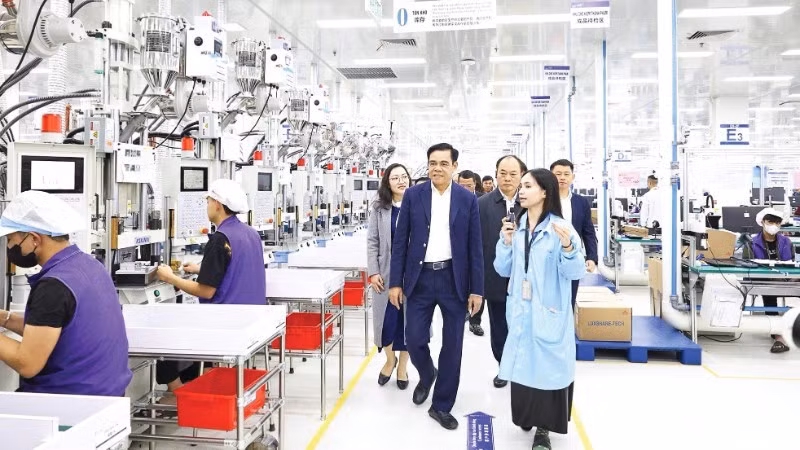 A delegation from the Nghe An Provincial People’s Committee inspects production and business activities at the VSIP Nghe An Industrial, Urban, and Service Park.