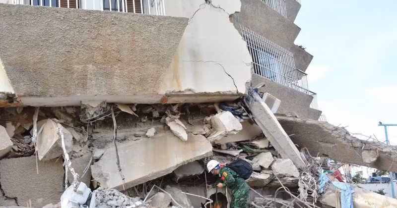 Rescuers search for survivors trapped beneath the rubble. (Photo published by VNA)