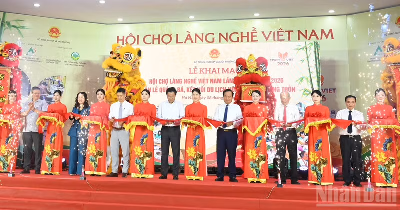 The delegates cutting the ribbon to open the 22nd Viet Nam Craft Village Fair 2026.