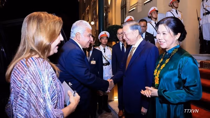 General Secretary of the Communist Party of Viet Nam Central Committee and President To Lam and his spouse welcome Panamanian President José Raúl Mulino and his spouse (Photo: VNA)