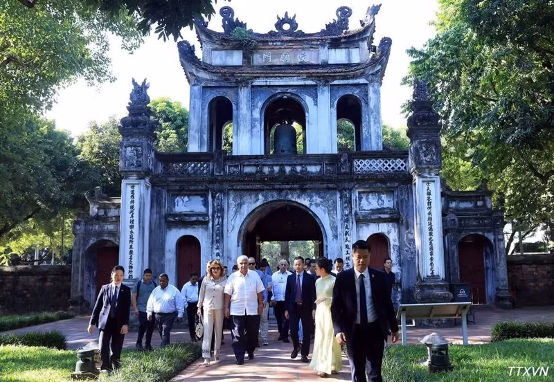 President of the Republic of Panama José Raúl Mulino and his spouse, Maricel Cohen De Mulino, visit Ha Noi's Van Mieu - Quoc Tu Giam on October 6, 2026 (Photo: VNA)