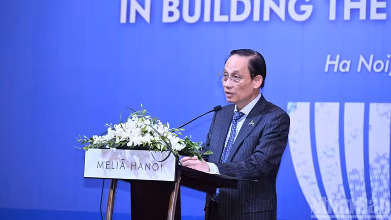 Politburo Member and Minister of Foreign Affairs Le Hoai Trung delivers the opening remarks at the roundtable discussion. (Photo: TRAN HAI)