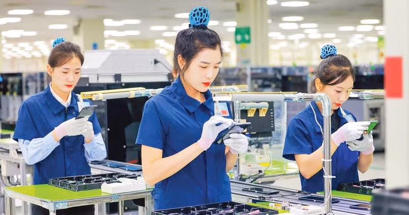A production line at Samsung Electronics’ factory in Yen Phong Industrial Park, Bac Ninh City. (Photo: HOANG PHUONG)