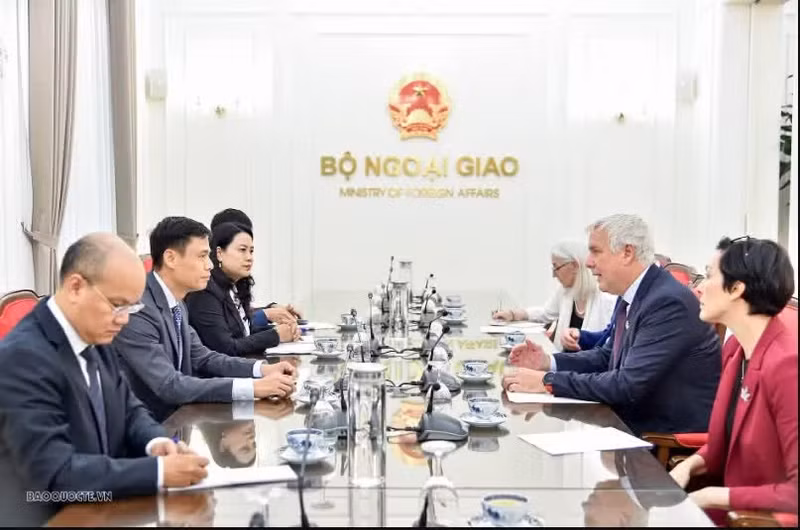 Deputy Minister of Foreign Affairs Dang Hoang Giang (second, left) and Canadian Deputy Minister of International Trade Glenn Purves (second, right) discuss orientations for promoting the Viet Nam-Canada Comprehensive Partnership. (Photo: baoquocte.vn)