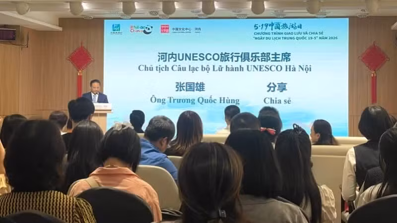 Truong Quoc Hung, Chairman of the Ha Noi UNESCO Travel Club, shares his views at the programme.