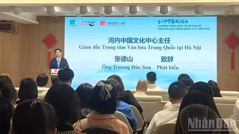 Zhang Deshan, Director of the Chinese Cultural Centre in Ha Noi, speaks at the programme.