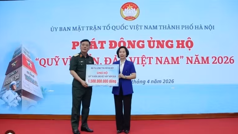 At the launch ceremony, 115 organisations, collectives, and individuals pledge more than 28 billion VND for the “For Vietnam’s Sea and Islands” Fund. (Photo: hanoimoi.com.vn)
