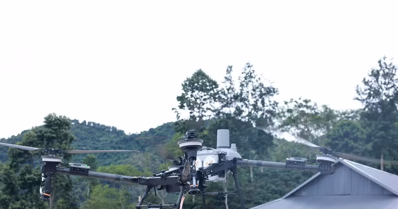 Testing unmanned aerial vehicles (UAVs) to develop the low-altitude economy in Dien Bien. (Photo: MST)
