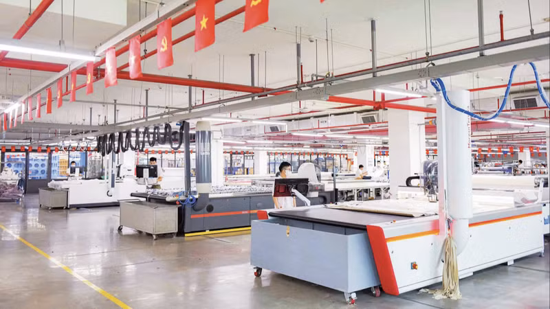 An automated programmable cutting machine in the textile and garment industry. (Photo: HOANG ANH)