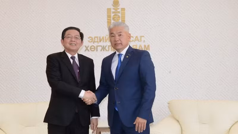 Deputy Prime Minister Ho Quoc Dung has a working session with Mongolian First Deputy Prime Minister and Minister of Economy and Development Jadamba Enkhbayar in Ulaanbaatar on September 10 (Photo: VNA)