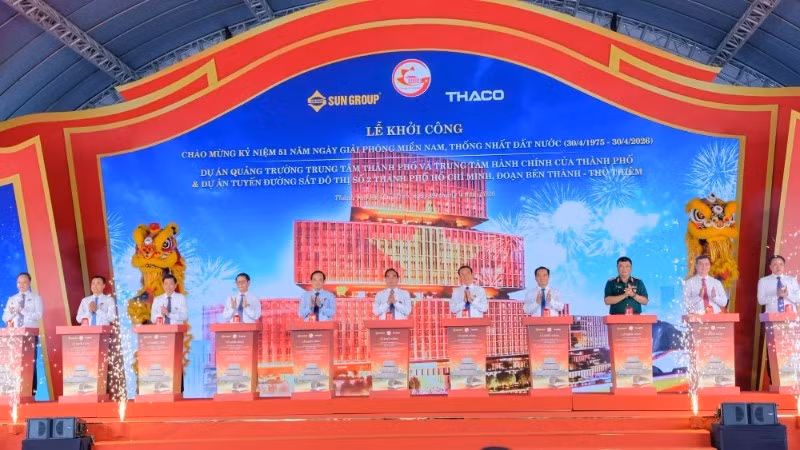 Former leaders and incumbent leaders of the Party, State, and Ho Chi Minh City press the button to launch the projects. (Photo: The Anh)