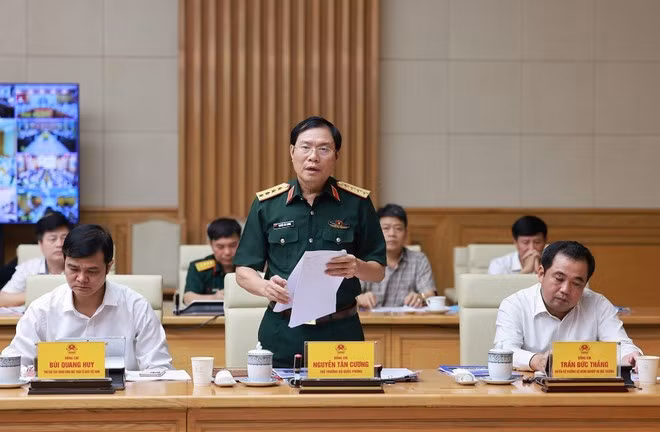General Nguyen Tan Cuong, Chief of the General Staff of the Viet Nam People's Army (VPA) and Deputy Minister of Defence delivers a report on national civil defence. (Photo: VNA)