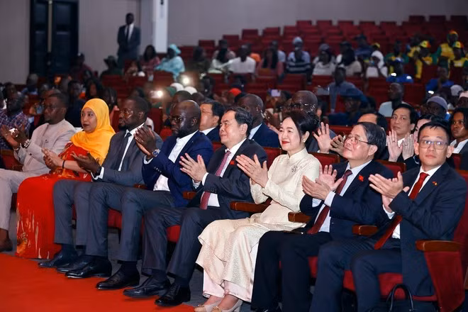 NA Chairman Tran Thanh Man, his spouse Nguyen Thi Thanh Nga, and officials of the two countries enjoy a Vovinam performance. (Photo: VNA)