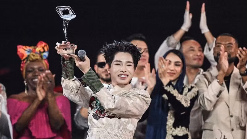 Duc Phuc lifts the championship trophy. (Photo: SPUTNIK)