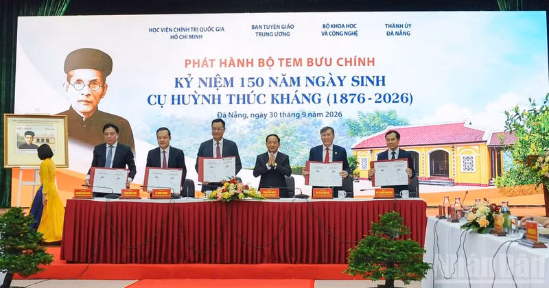 Politburo member, Secretary of the PCC and Head of the PCC's Commission for Publicity Trinh Van Quyet (third from right), and delegates attend the ceremony to issue a commemorative postage stamp set marking Huynh Thuc Khang's 150th birth anniversary (October 1, 1876–2026). (Photo: CONG VINH)