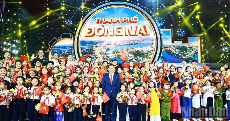 Leaders of Dong Nai city pose for a commemorative photograph with young people and children at the ceremony announcing the establishment of the city on the evening of May 18, 2026.