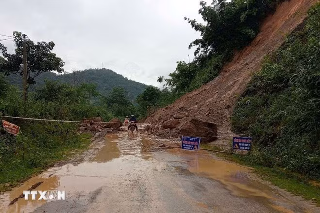 Heavy rain causes a landslide. (Photo: VNA)