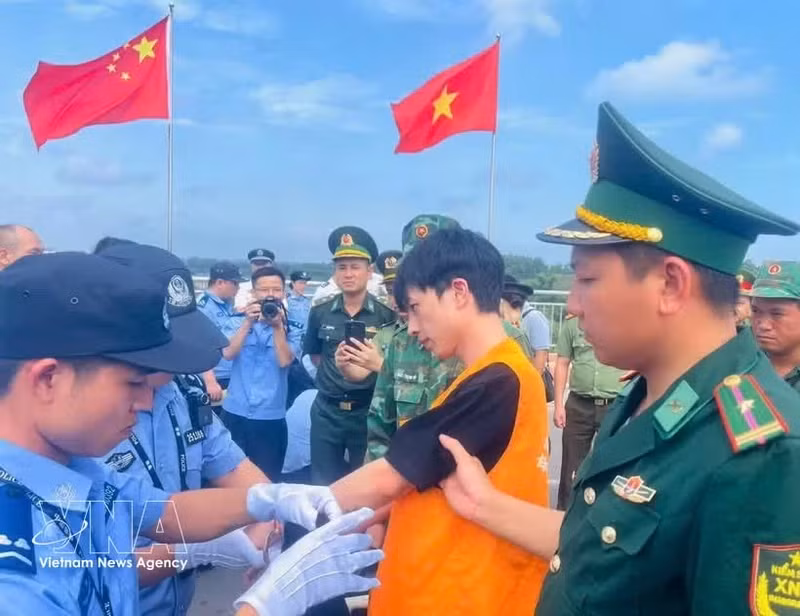 At the handover of 33 Chinese nationals who had violated Vietnamese law to Chinese authorities in Quang Ninh on May 15, 2026. (Photo: VNA)