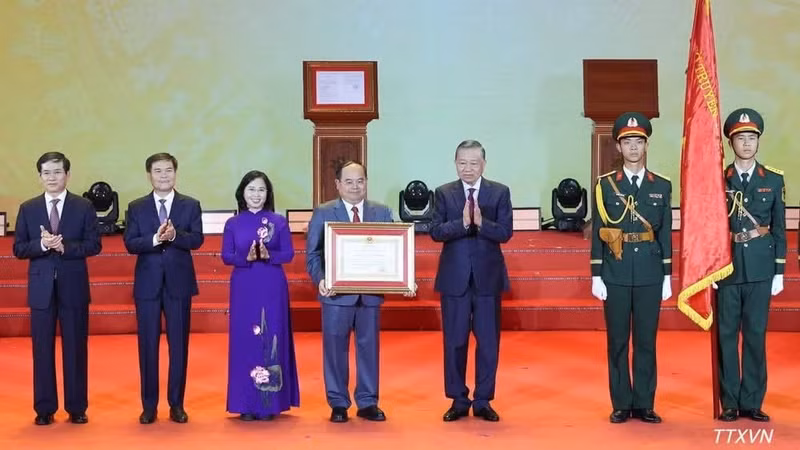 General Secretary of the Communist Party of Viet Nam Central Committee and President To Lam presents the first-class Labour Order to the Party organisation, authorities and people of Quang Ninh at the ceremony on August 28. (Photo: VNA)