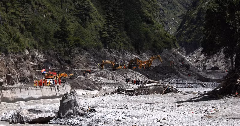 Rescue operations are underway at the site of a landslide in Jilong, Tibet, China. (Photo: Xinhua/VNA)