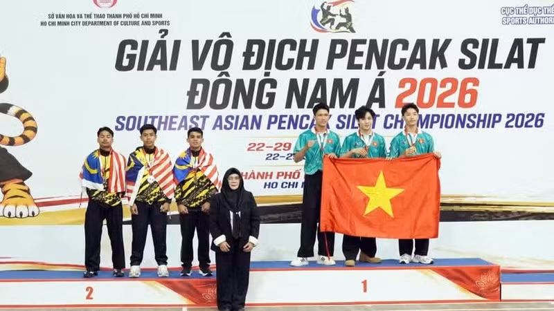 Titih Hayati, head of the Technical Committee of the International Pencak Silat Federation, presents awards to athletes competing in the men’s team performance event at the 2026 Southeast Asian Pencak Silat Championships. (Photo: VNA)