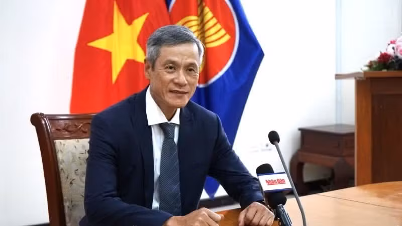 Vietnamese Ambassador to Cambodia Nguyen Minh Vu speaks to Nhan Dan correspondents in Cambodia. (Photo: Dinh Truong)