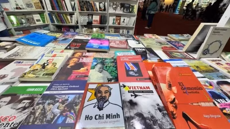 Publications on Viet Nam make distinctive impression at Buenos Aires International Book Fair.(Photo: Dieu Huong/VNA)