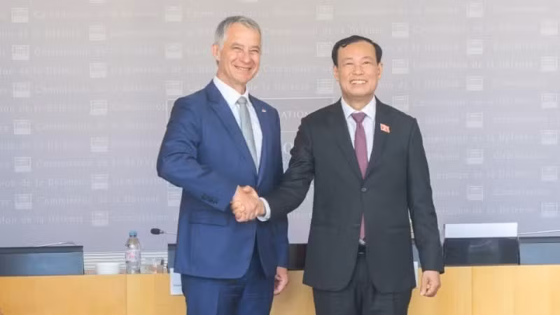 Chairman of the National Assembly's Committee for National Defence, Security and Foreign Affairs Le Tan Toi (R) meets with Jean-Michel Jacques, Chairman of the French National Assembly's National Defence and Armed Forces Committee.