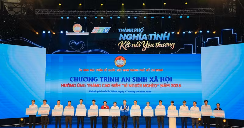 Nguyen Phuoc Loc, Party Central Committee Member, Deputy Secretary of the Ho Chi Minh City Party Committee, and President of the Viet Nam Fatherland Front Committee of Ho Chi Minh City, presents symbolic scholarship boards for disadvantaged pupils to representatives of communes and wards. (Photo: Organising Committee)
