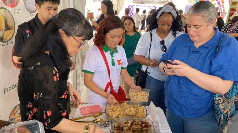 The booth of the Vietnamese Embassy at the ASEAN+3 Fair attracts significant attention from visitors. (Photo courtesy of the Vietnamese Embassy in Nigeria)