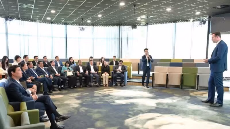 The Tay Ninh delegation visits and works with Royal De Heus Group, which invests in high-tech agriculture and livestock production.
