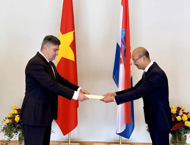 Vietnamese Ambassador to Croatia Bui Le Thai presents his Letter of Credence from the President of the Socialist Republic of Vietnam to Croatian President Zoran Milanović. (Photo: Vietnamese Embassy in Croatia)