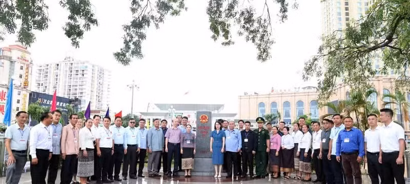 The Luang Prabang delegation visits the Mong Cai international border gate in Quang Ninh province. (Photo: VNA)