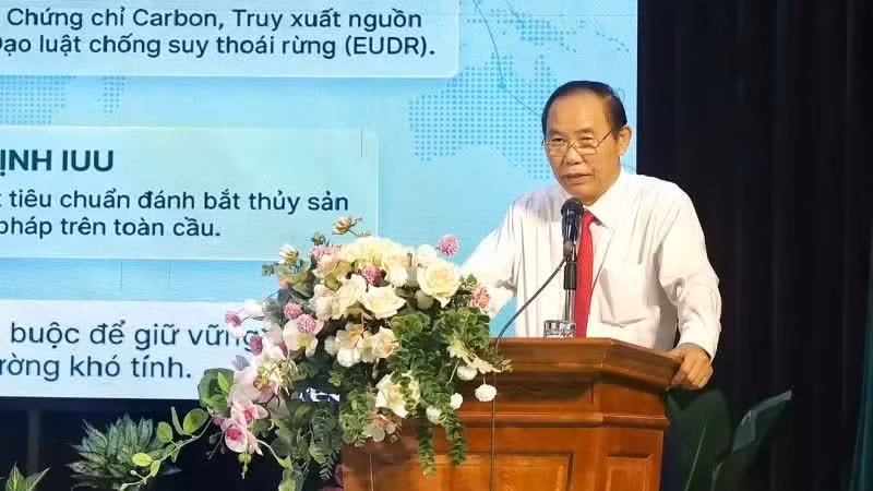 Phung Duc Tien, former Deputy Minister of Agriculture and Environment, speaks at the workshop.