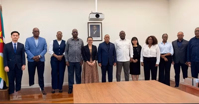 Vietnamese Ambassador to Mozambique Tran Thi Thu Thin, Minister Roberto Mito Albino, and other participants pose for a commemorative photograph at the meeting. (Photo: Courtesy of the Vietnamese Embassy in Mozambique)