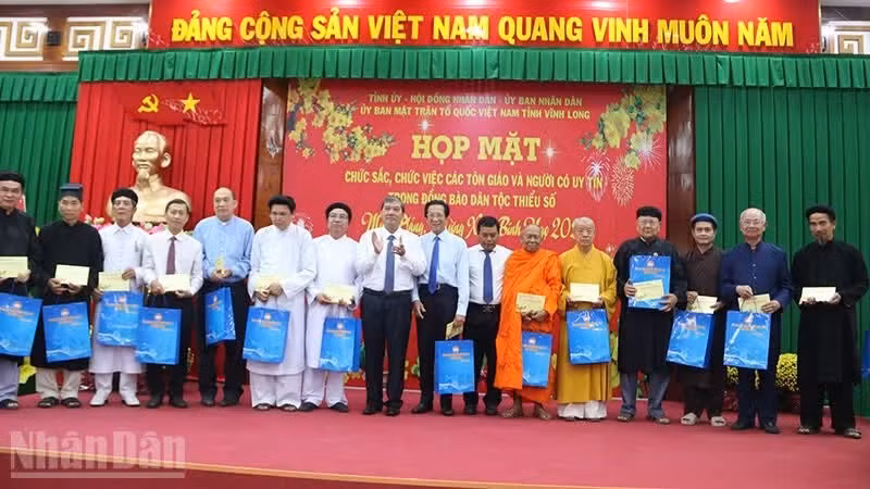 Provincial leaders present gifts to religious dignitaries, officials and reputable individuals among ethnic minority communities.