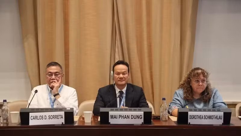 Ambassador Mai Phan Dung (centre), Permanent Representative of Viet Nam to the UN in Geneva, moderates the discussion in Geneva on September 29. (Photo: VNA)