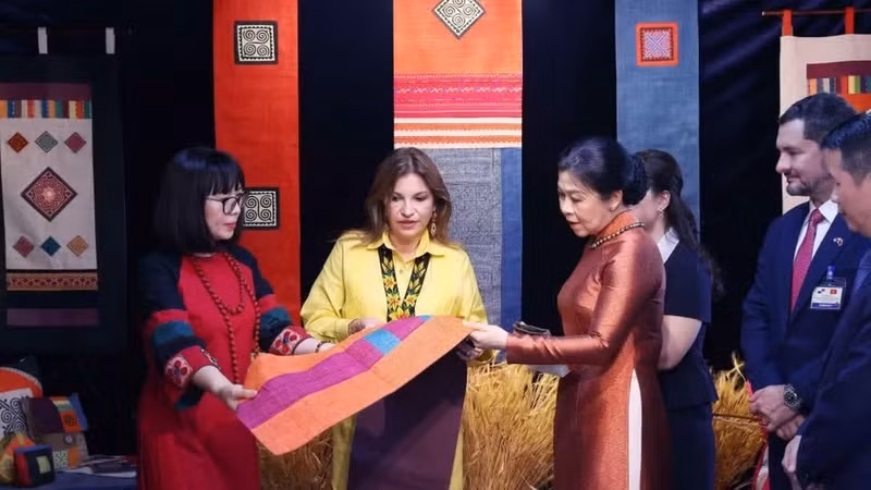 Vietnamese, Panamanian first ladies bond over ethnic textiles at Ha Noi cultural event. (Photo: VNA)