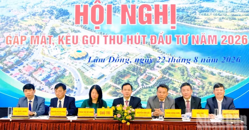 Representatives of the authorities of Da Lat's wards and Lac Duong Commune chair the conference. (Photo: Mai Van Bao)