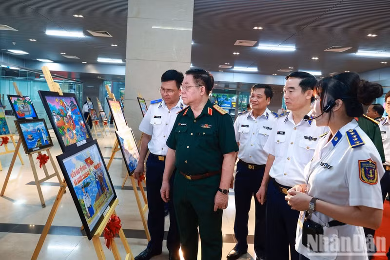 General Nguyen Trong Nghia and delegates view a painting and photo exhibition at the competition.