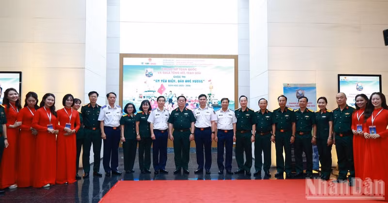 General Nguyen Trong Nghia, Politburo member, Secretary of the Party Central Committee, member of the Central Military Commission’s Standing Board, and Director of the General Department of Politics of the Viet Nam People’s Army, and delegates at the competition.