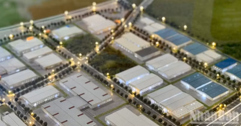 A model of a data warehouse and high-tech centre in Hoa Lac, Ha Noi. (Photo: HNV)
