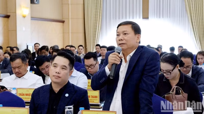 Businesses and investors give their opinions at the conference. (Photo: Mai Van Bao)